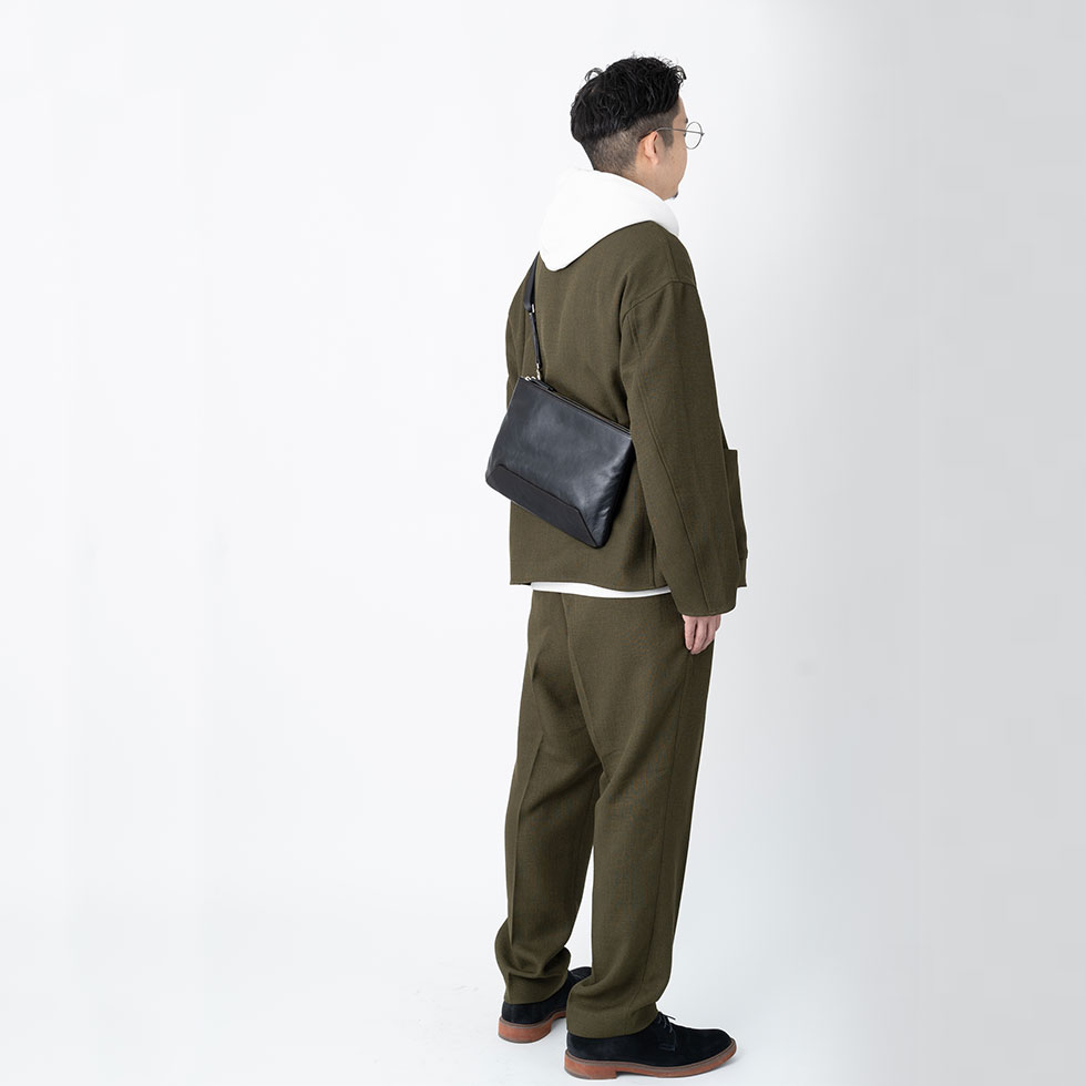 本革サコッシュ・モデル