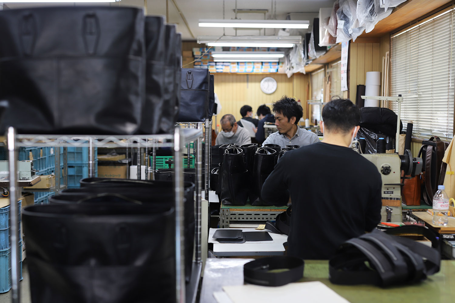 鞄作りの職場の様子